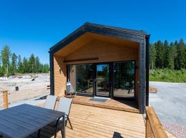 Himoskuutio 4 inc outdoor jacuzzi, hotel com banheiras de hidromassagem em J&auml;ms&auml;