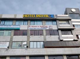 HOTEL ROYAL 21、アーメダバード、Vastrapurのホテル