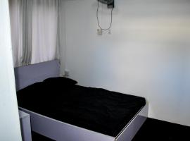 One Bedroom with Small Kitchenette and Bathroom, holiday rental in Araromi
