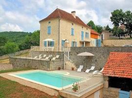 Gite st cirq Lapopie piscine vue imprenable, hotel in Tour-de-Faure