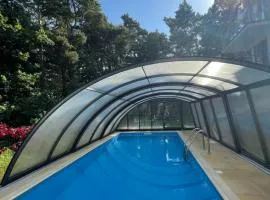 Klimatyzowany apartament z basenem i garażem Willa 4 Pory Roku