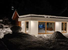 House Apartma Čebela with jacuzzi, ξενοδοχείο με υδρομασάζ σε Gozd Martuljek