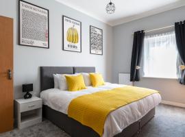 Stunning 2BR, 2BA, Apartment - Super King Size Beds - Free Parking - 6 mins to LGW Airport, hotel di Crawley