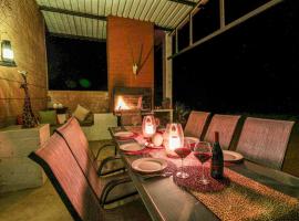 Big Cats Namibia Self Catering Farm Guesthouse: Outjo şehrinde bir otel