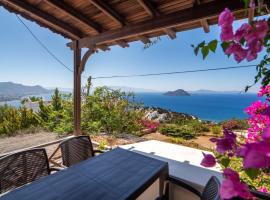 Stunning Sea View Villa w Garden 5 min to Beach, hotell i Gümüşlük