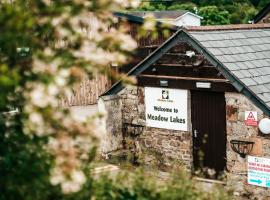 Meadow Lakes Holiday Park, hotel in Grampound