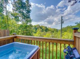 Sevierville Studio Cabin Rental with Private Hot Tub, apartemen di Sevierville
