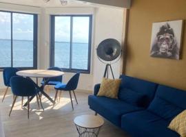 Appartement moderne vue sur étang et montagne, hotel en Le Barcarès