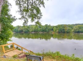 Peaceful Riverfront Retreat with Yoga and Art Studio!, hotel en Berryville
