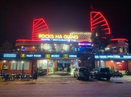 Rocks Ha Giang Hostel-Tour & Motorbike Rental, vandrarhem i Ha Giang