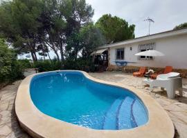 Chalet rústico con piscina y barbacoa, Valencia, casa de muntanya a Torrent