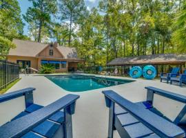 Stunning Valdosta A-Frame Home with Private Pool!, casa de férias em Valdosta