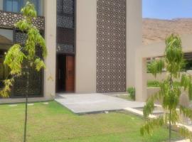 muscat bay nameer villa, hotel in Muscat