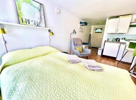 Cosy apartment with private terrace, hotel near Brondby Stadium, Vallensbæk