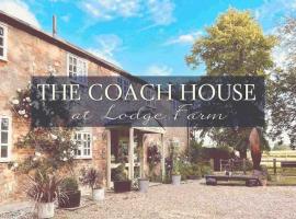 The Coach House at Lodge Farm with Hot Tub, hotel a Hilgay