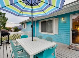 Tybee Island Beach House with Deck and Game Room, lemmikkystävällinen hotelli kohteessa Tybee Island