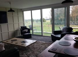 3 Bedroom Apartment with Golf Course View, apartment in Newcastle upon Tyne