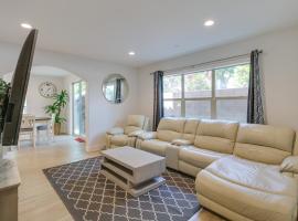 파라마운트에 위치한 숙소 Pet-Friendly Paramount Home, 16 Mi to Los Angeles!