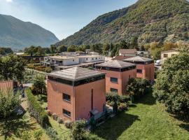 Splendido attico per chi ama escursioni nella natura, hôtel avec parking à Grono