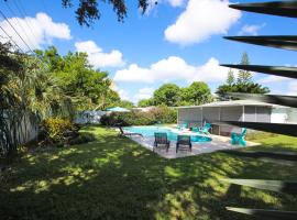 Beautiful home with pool and outdoor space, hotel en West Palm Beach