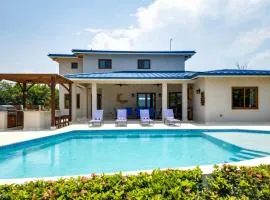 South Gull - 5 Bedroom Beachfront Villa w Large Pool Staff