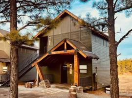 Luxury Villa over the Meadow, villa in Show Low