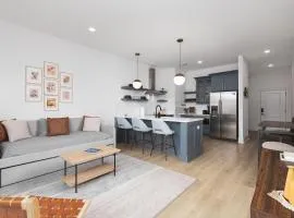 Stunning Spacious Condo near Restaurants & Coffee