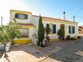 Charming Countryside Home with Fireplace & Patio, casă de vacanță din Alcoutim