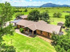 Spacious Country Home Near Ft Sill and Medicine Park, hytte i Lawton
