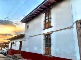 Gorgeous Downtown Chalet with 2 Bedrooms: Pátzcuaro'da bir evcil hayvan dostu otel