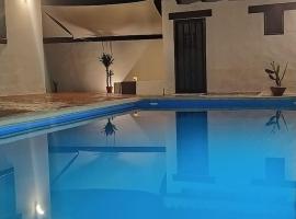 Casa rural la luz de Ari, hotel dengan kolam renang di Traspinedo