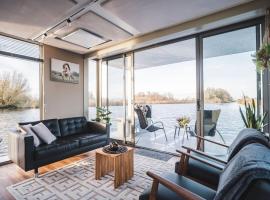 AquaHome - Woudrichem - Bijzonder overnachten op een houseboat aan de Afgedamde Maas, Hotel in Woudrichem