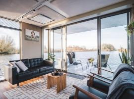 AquaHome - Woudrichem - Bijzonder overnachten op een houseboat aan de Afgedamde Maas, hotel en Woudrichem