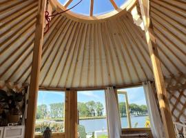 Mongoolse yurt met uitzicht op fort nigtevecht, hotel in Nigtevecht