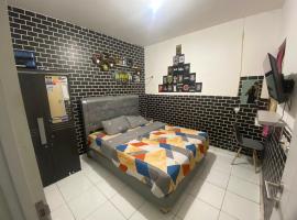 Apartemen Aeropolis, hotel with jacuzzis in Teko