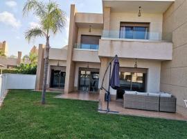 très belle maison avec jardin et piscine, hotel en Saidia