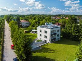 White House Izabelin (close to: Warsaw, Grojec), hotel com estacionamento em Mogielnica