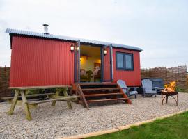 The Gambo Shepherd's Hut，Kidwelly的有停車位的飯店