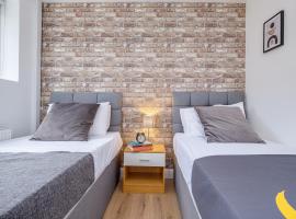 Alpha House by Night Stay: Contractors Sleeps 8, maison de vacances à Birmingham