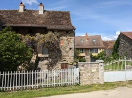 Les Glycines - Collection of 3 houses to sleep 12, hótel með bílastæði í Saint-Maurice-des-Champs