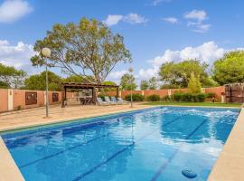 Lovely Home In Elche With Private Swimming Pool, Can Be Inside Or Outside, mökki kohteessa Elche