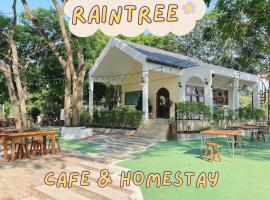 Rain Tree Cafe & Homestay, heimagisting í Uthai Thani
