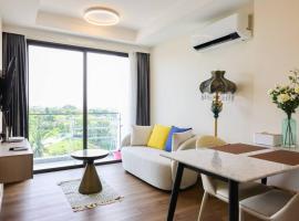 Newly Luxury Resort Style Condo, íbúð í Chiang Mai