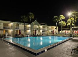 Newly renovated room in cozy hotel near Disney 2, khách sạn ở Kissimmee