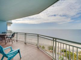 Beachfront Gulfport Vacation Rental with Balcony!, hotel in Gulfport