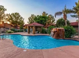 2BR Condo 15 mins to Downtown Phoenix with Pool & Spa