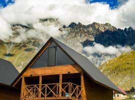 Cliffside cottage Kazbegi, cabin in Stepantsminda