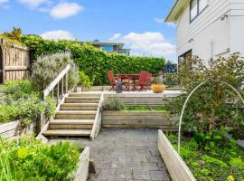 Coastal Retreat Unit close to Beach, cottage in Auckland