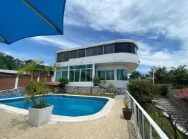 Suite en Teques: Acceso al Lago y Piscina