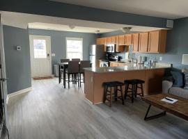 Luxury Townhome 2 Remodeled February 2021, hotel in Bloomington